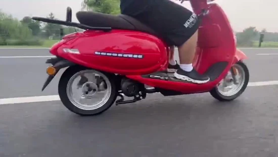 Scooter elettrico rosso e blu da 2000 W con batteria al litio prodotto in Cina